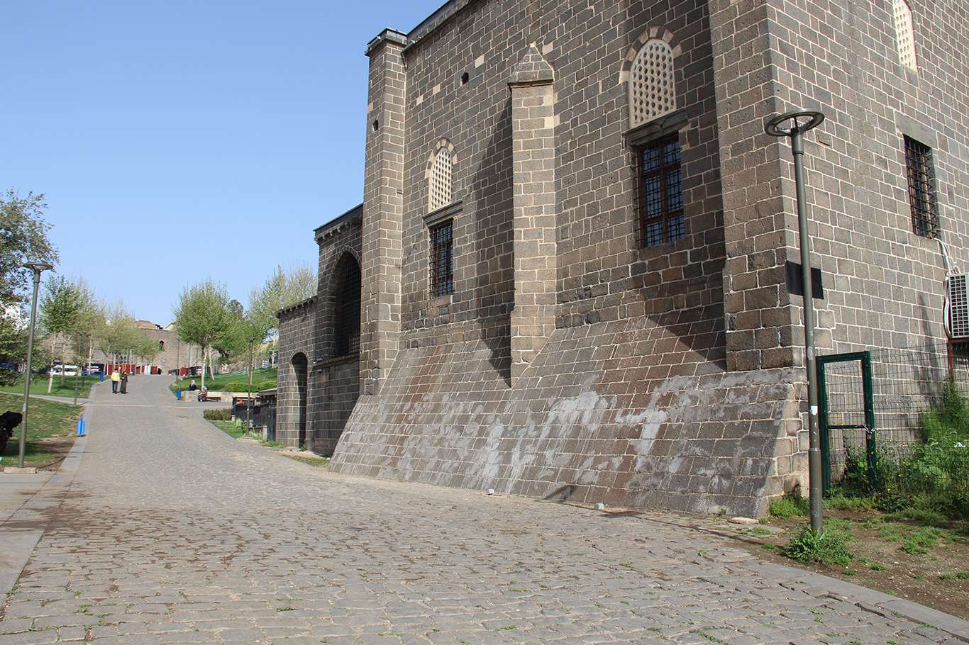 Tarihi Hazreti Süleyman Camii duvarına ilginç müdahale Tarihi Hazreti Süleyman Camii duvarına ilginç müdahale